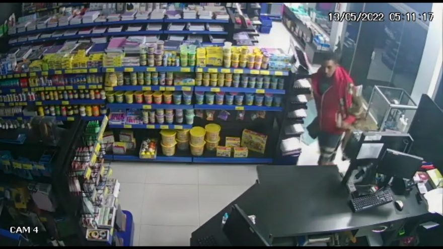 Os empresários não têm paz! Vídeo mostra ladrões arremessando várias pedras até conseguirem quebrar vidraça de empresa