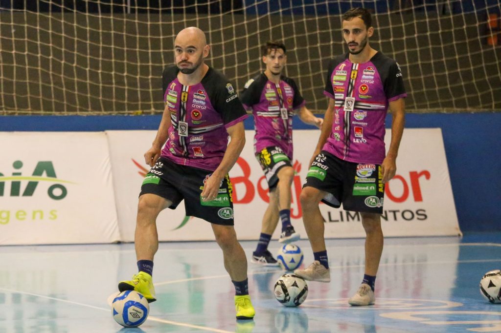 Com melhor defesa do campeonato, Cascavel encara o Praia Clube pela Liga Nacional de Futsal