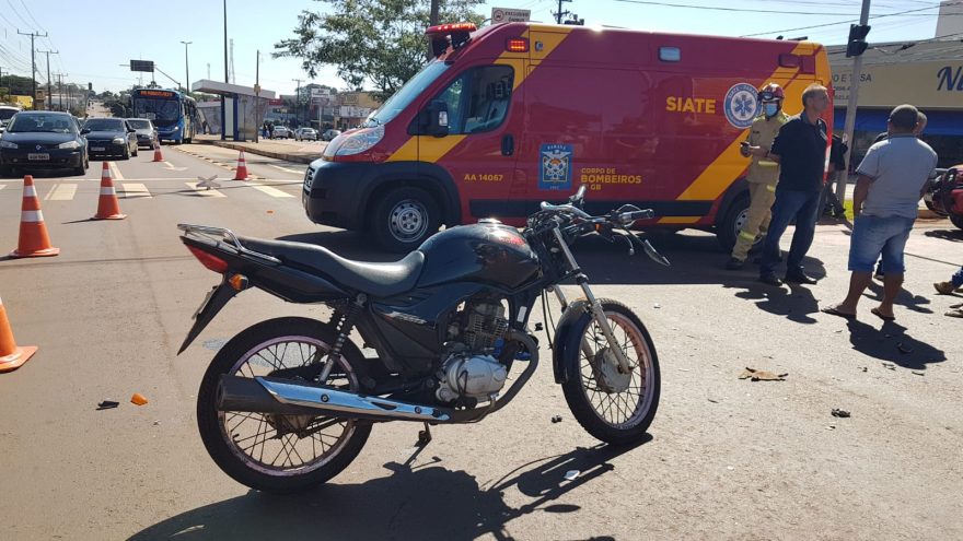 Motociclista se envolve em forte colisão com caminhão na Avenida Barão do Rio Branco