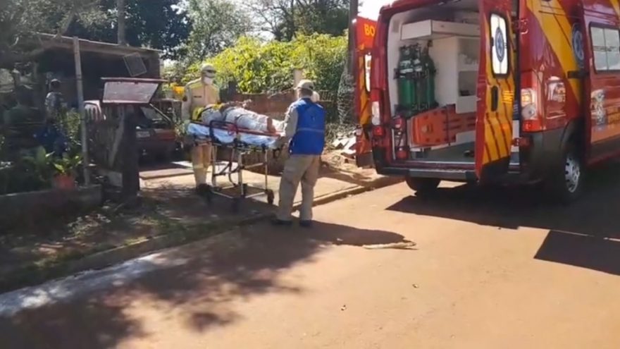 Homem sofre luxação no punho após cair de árvore no Bairro Interlagos