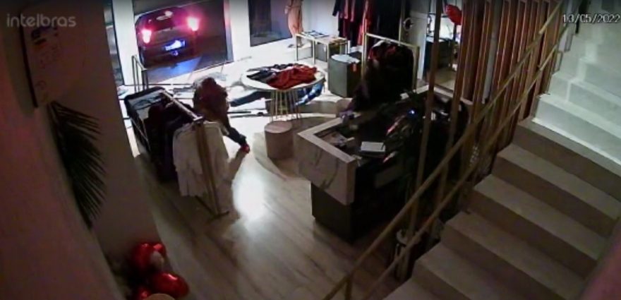 “Gangue da marcha ré” ataca novamente e deixa prejuízo de R$ 25 mil em loja de roupas de Jotaesse