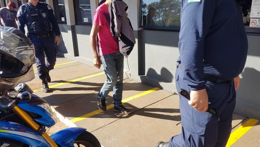 Homem é flagrado se masturbando na Praça Wilson Joffre e acaba detido pelas equipes da Guarda
