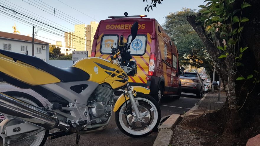 Gestante fica ferida em colisão entre carro e moto na Avenida Brasil