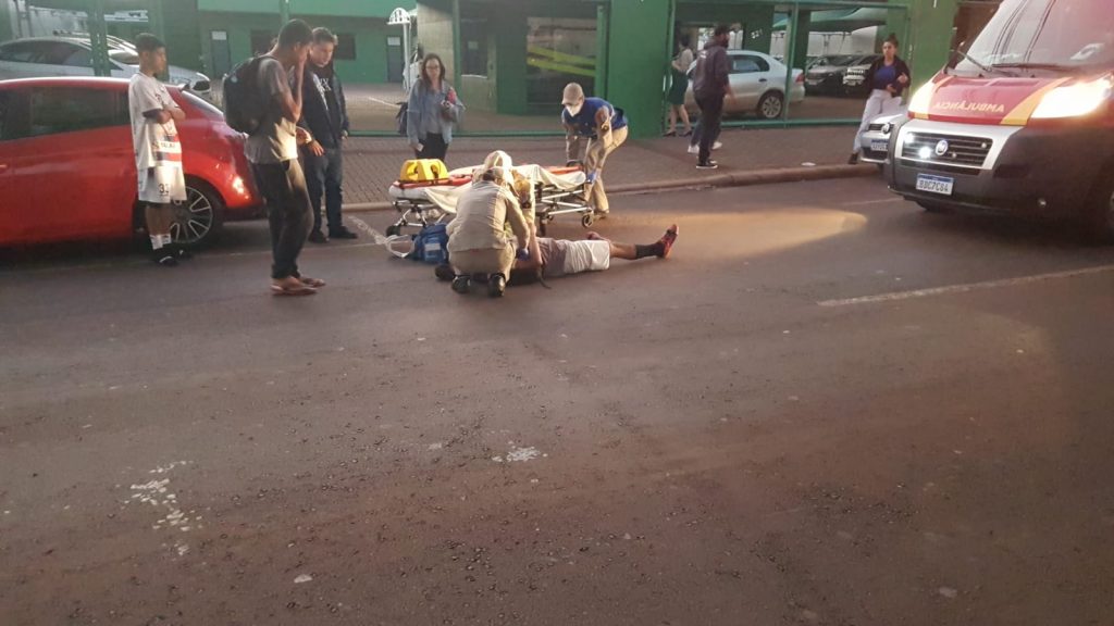 Ciclista bate em carro estacionado na Av. Assunção e fica ferido
