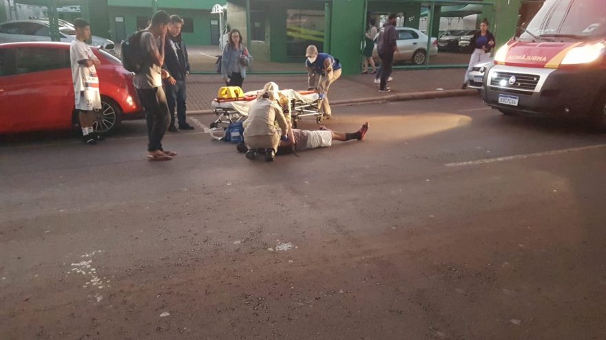 Ciclista bate em carro estacionado na Av. Assunção e fica ferido
