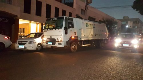 Carro e caminhão da coleta seletiva se envolvem em acidente no Centro de Cascavel