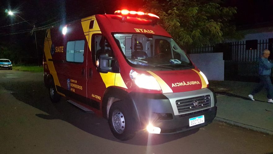 Homem de 32 anos fica ferido em acidente entre carro e moto na Rua das Palmeiras
