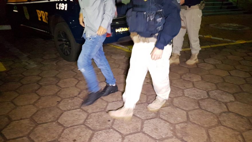 Adolescente é apreendido pela PRF portando 13kg de maconha