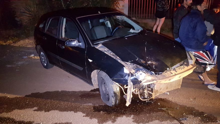 Veículos ficam bastante destruídos após forte colisão que deixou homem ferido