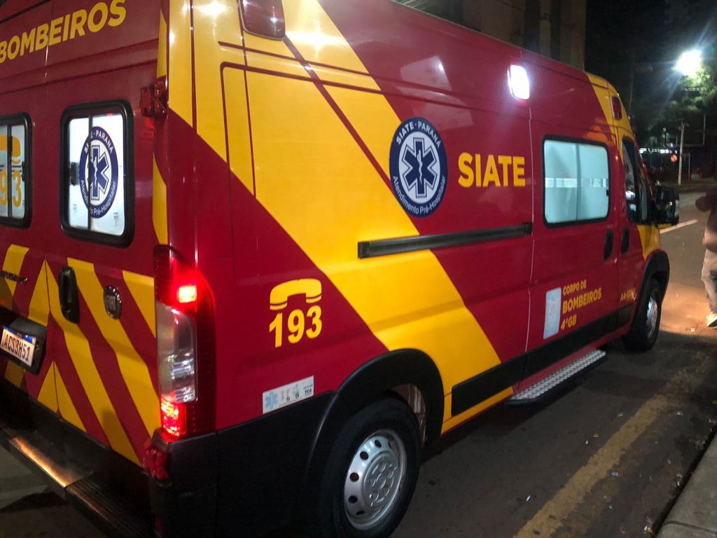 Jovem empurrado de calçada é atropelado por ônibus na Rua Paraná e fica gravemente ferido