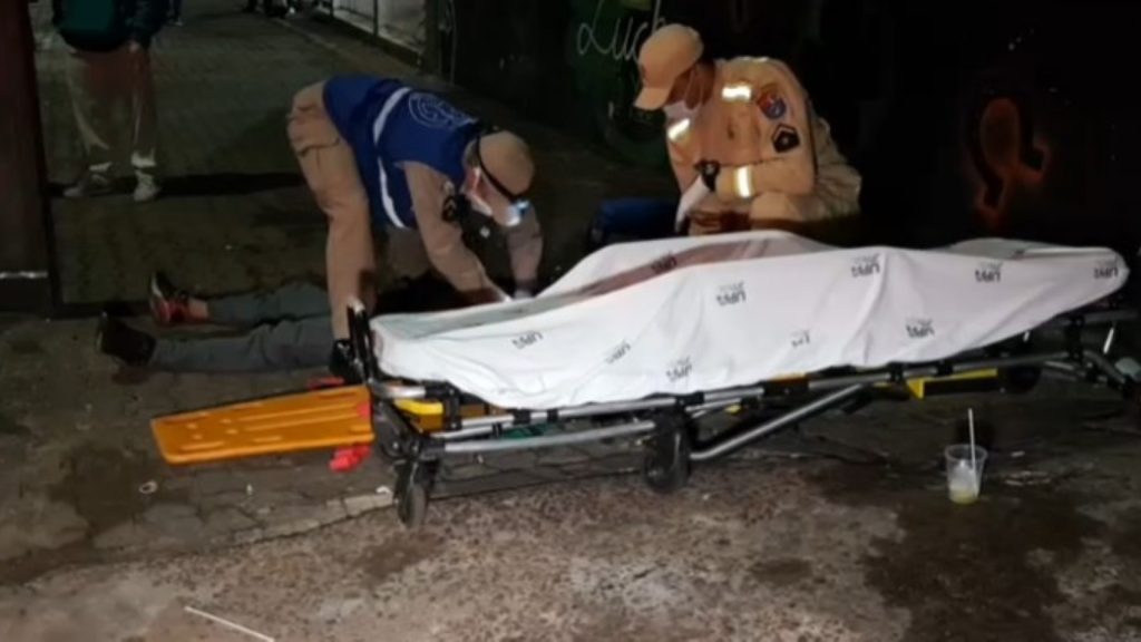 Indivíduo é agredido na Rua Paraná após incomodar pessoas com um garfo