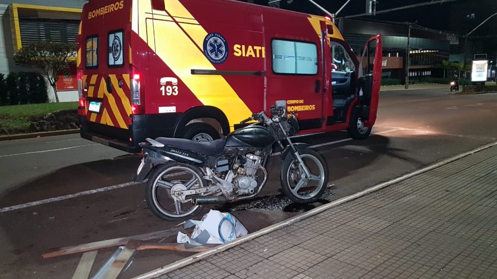 Piloto de motocicleta invade calçada e sofre queda na Av. Carlos Gomes