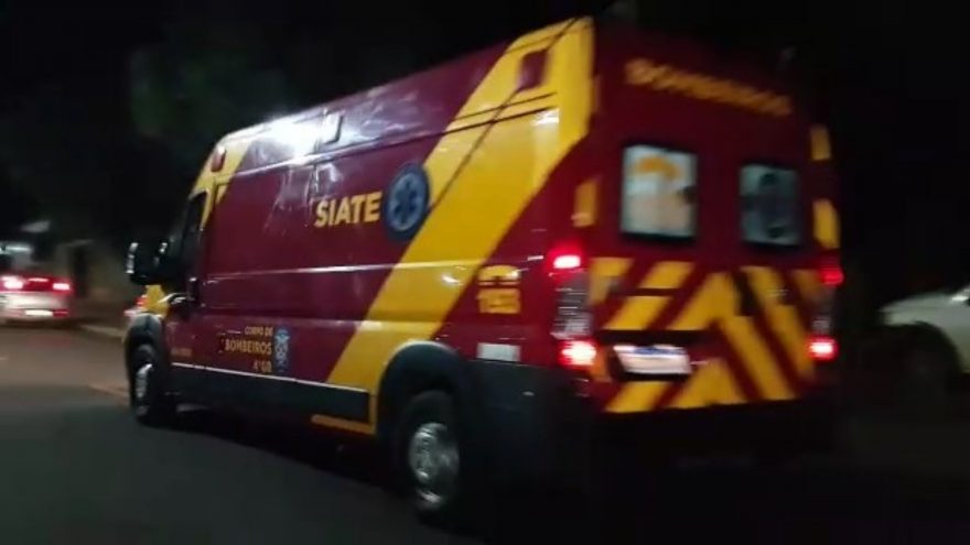 Durante confusão em bar, mulher que não estava envolvida na briga cai e sofre suspeita de fratura