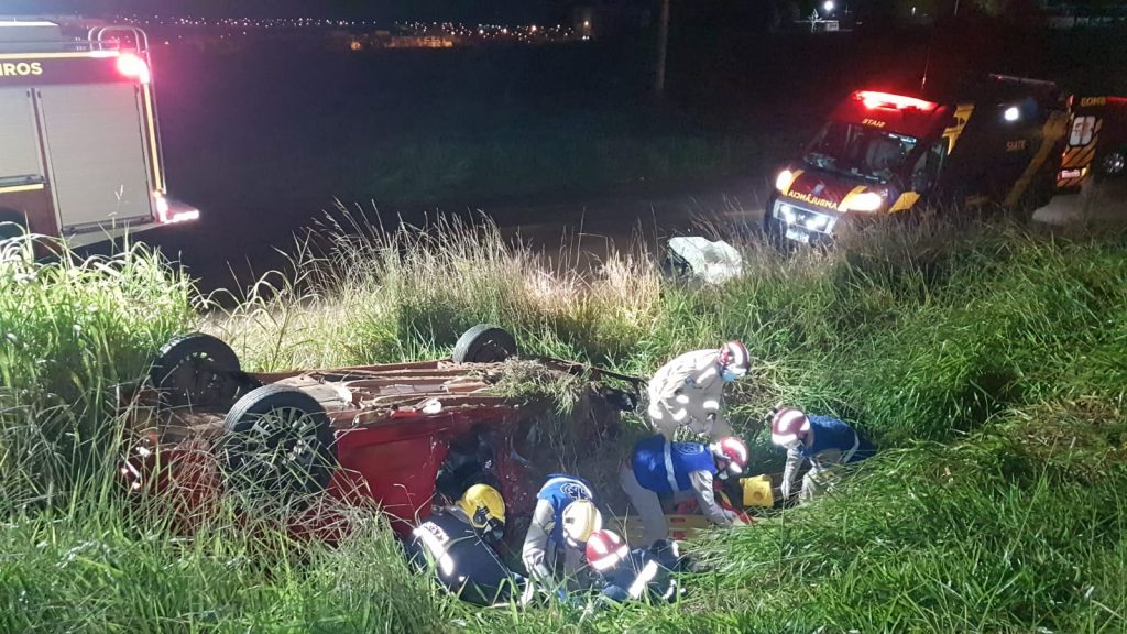 Grave acidente deixa veículo capotado e dois feridos às margens da BR-369