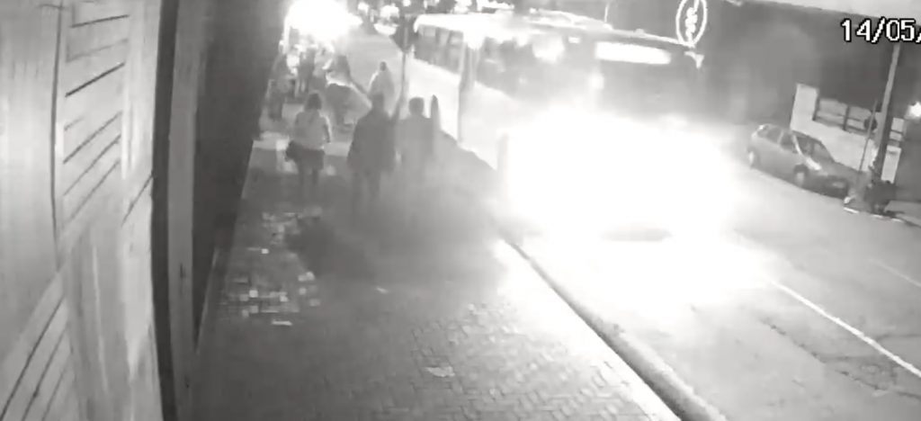 DH está analisando imagens para identificar rapaz que empurrou jovem contra ônibus na Rua Paraná