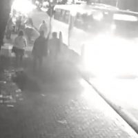 Imagem referente a DH está analisando imagens para identificar rapaz que empurrou jovem contra ônibus na Rua Paraná