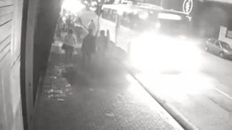 DH está analisando imagens para identificar rapaz que empurrou jovem contra ônibus na Rua Paraná