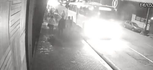 Imagem referente a DH está analisando imagens para identificar rapaz que empurrou jovem contra ônibus na Rua Paraná