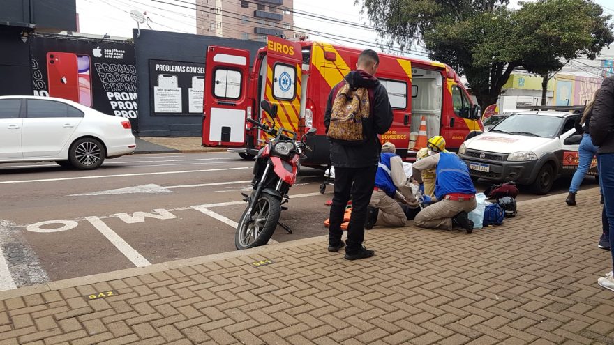 Seguindo pelo ‘corredor’, jovem com moto da BMW atinge lateral de Captur e fratura a perna
