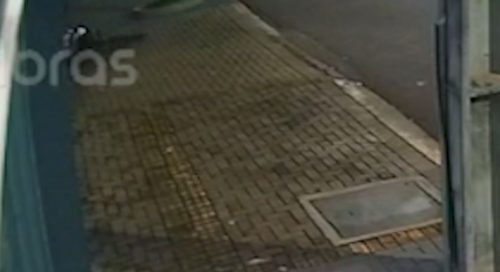 Veja o momento que ciclista atinge muro na Rua Manaus e fica desacordado Imagem referente a Veja o momento que ciclista atinge muro na Rua Manaus e fica desacordado
