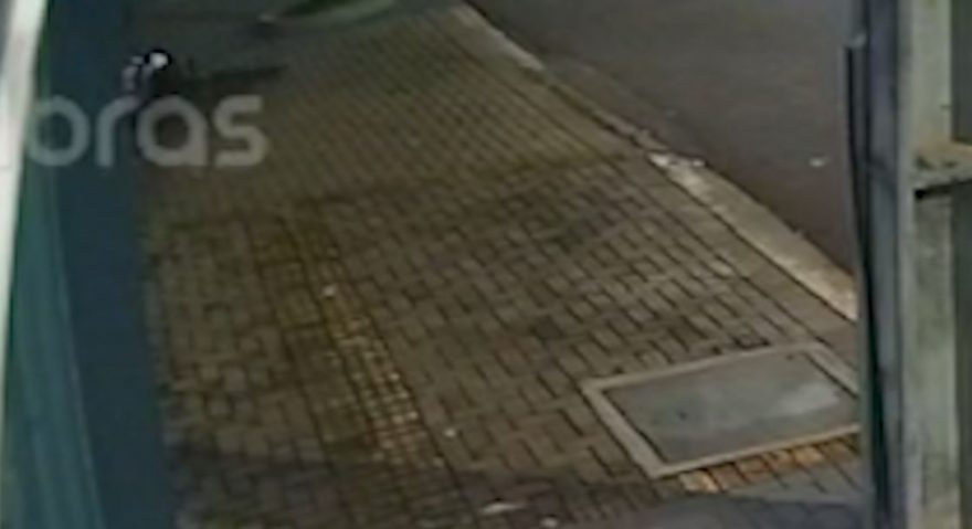 Veja o momento que ciclista atinge muro na Rua Manaus e fica desacordado
