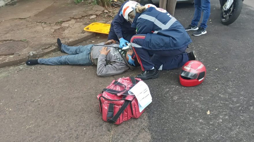 Forte colisão deixa motociclista ferido e C3 destruído ne Centro de Cascavel