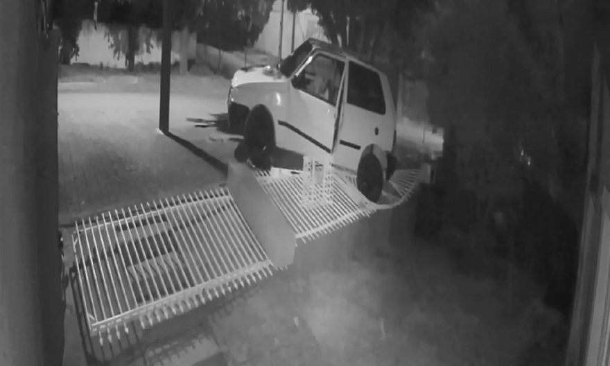 Vídeo: Motorista invade residência com Fiat Uno, mas antes de fugir, dorme por quase uma hora dentro do carro
