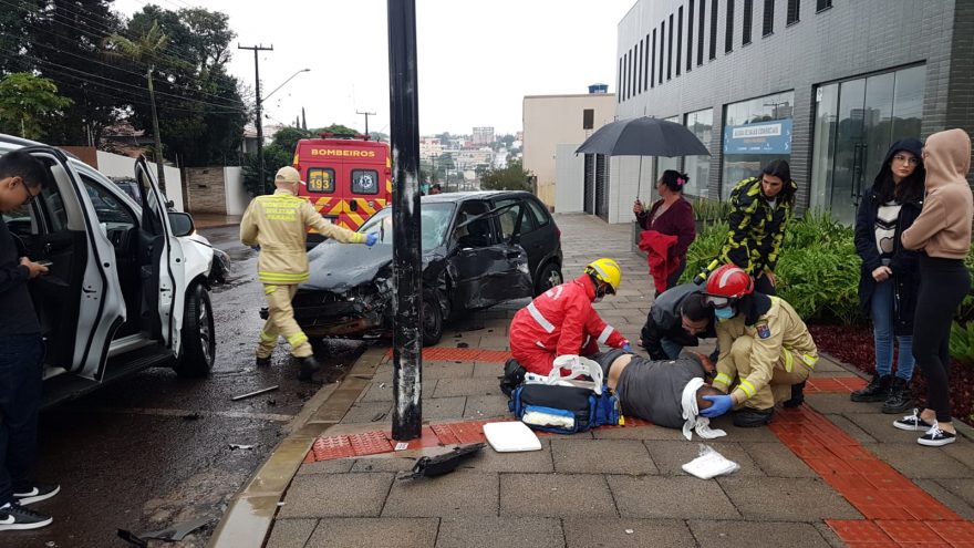 Corsa fica destruído em grave acidente no Bairro Neva