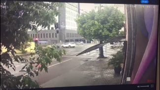 Vídeo mostra grave acidente entre carro e caminhonete no Bairro Neva; motorista foi ejetado do veículo