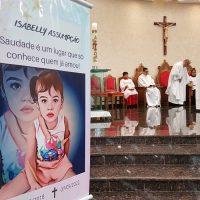 Imagem referente a Missa de sétimo dia da pequena Isabelly é realizada na Igreja da Nossa Senhora do Perpétuo Socorro