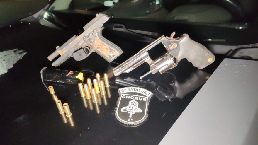 Após denúncia de disparos de arma de fogo, dupla se esconder em mato, mas é detida pelo Choque