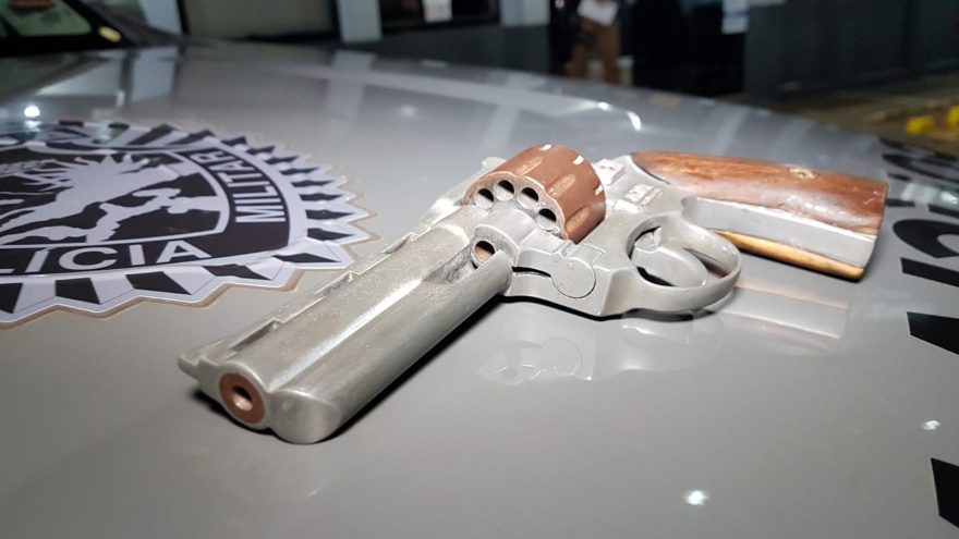 Rapaz é preso com arma em bar na Av. Tito Muffato