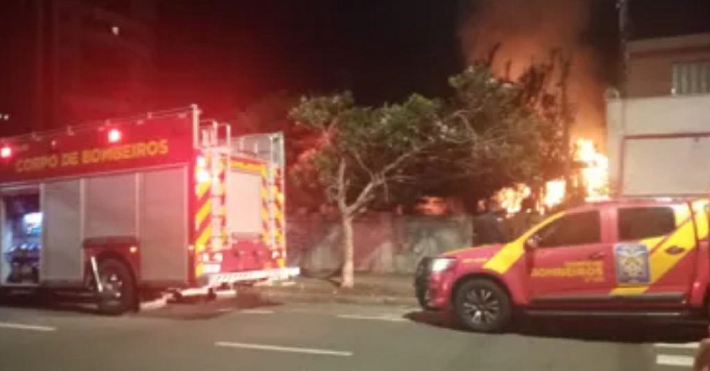 Incêndio consome casa em Londrina