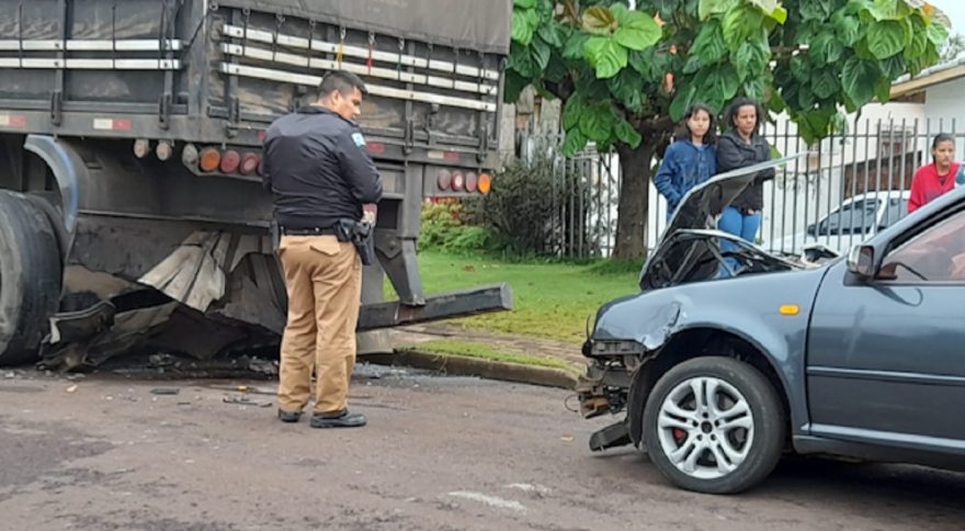 Carro com registro de furto bate em traseira de carreta estacionada no Bairro Floresta; motorista fugiu