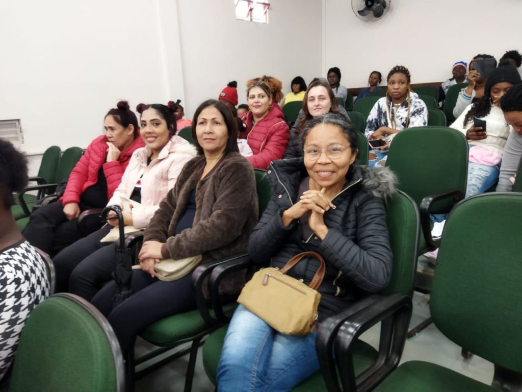 Clube da Poesia faz homenagem para mães da Embaixada Solidária