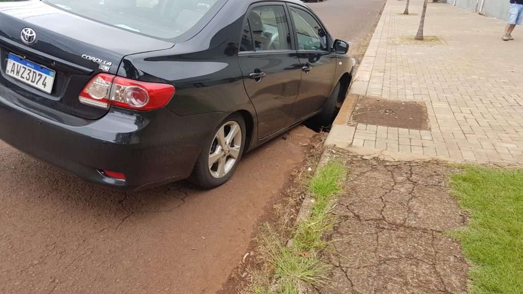 Condutor reclama de buraco em estacionamento de via pública; carro ficou danificado