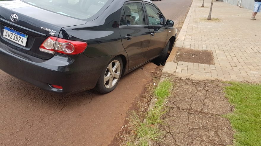 Condutor reclama de buraco em estacionamento de via pública; carro ficou danificado