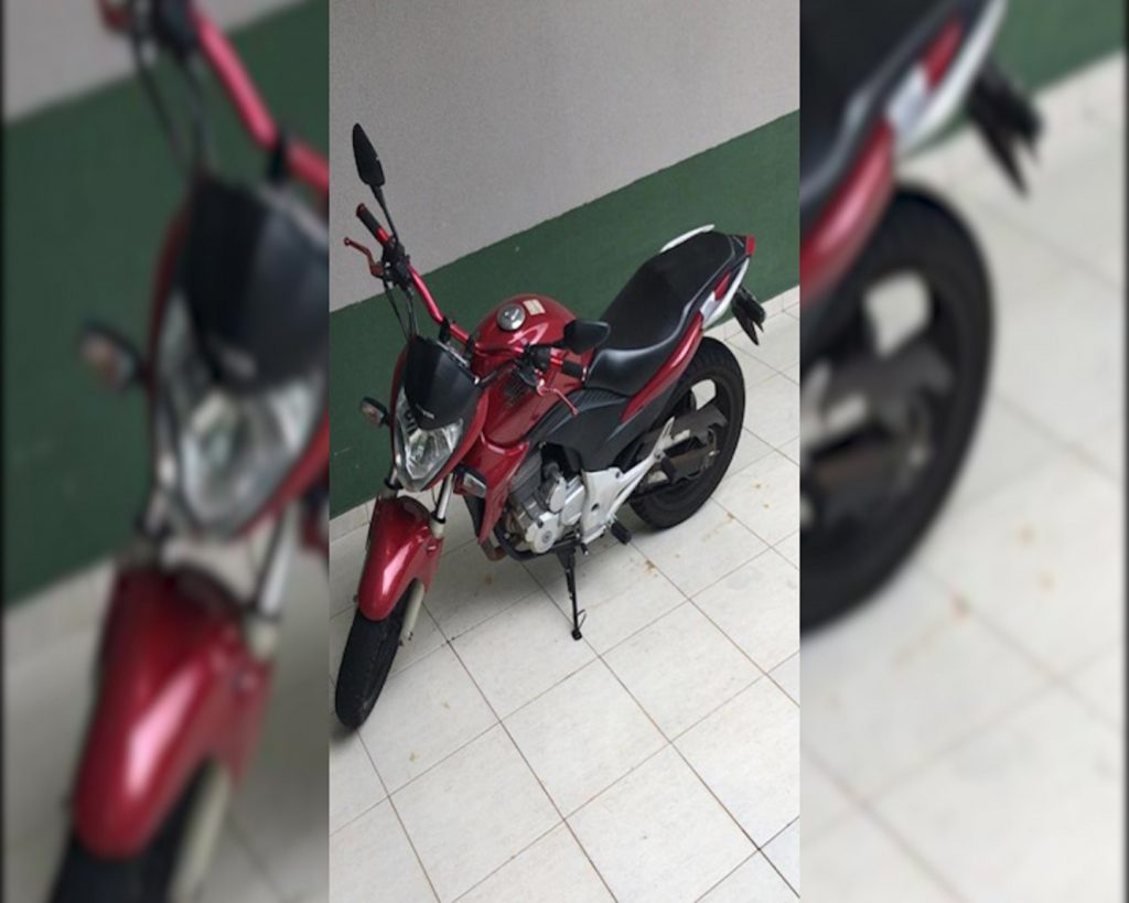 CB 300R placa AXI 4G37 foi furtada no Cataratas