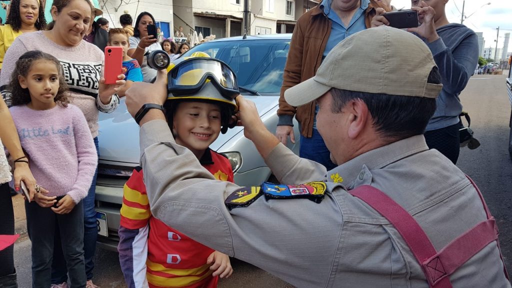 Garotinho ganha festa de aniversário do Corpo de Bombeiros no Riviera