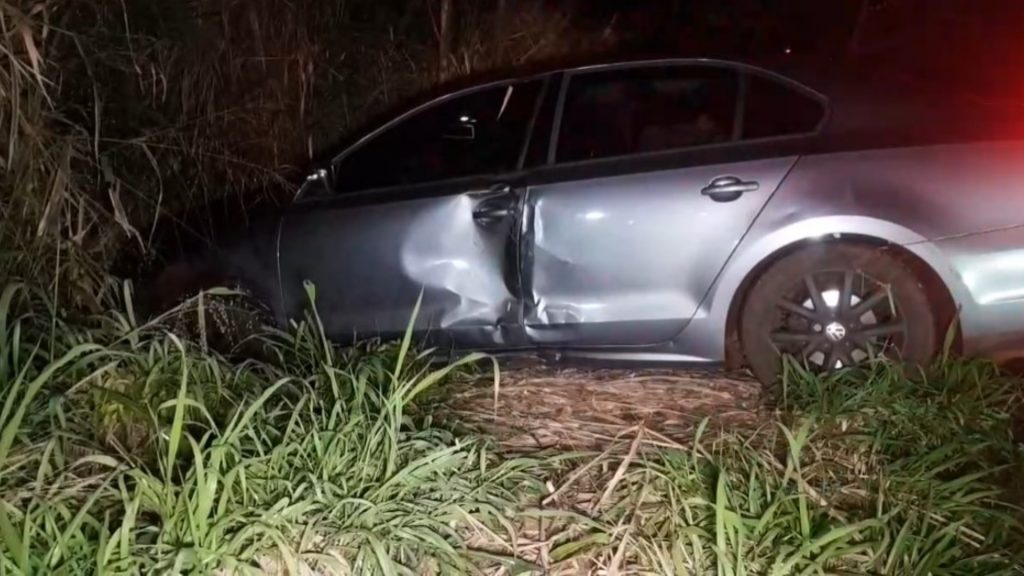 Motorista perde o controle de Jetta e capota veículo na marginal da PRc-467