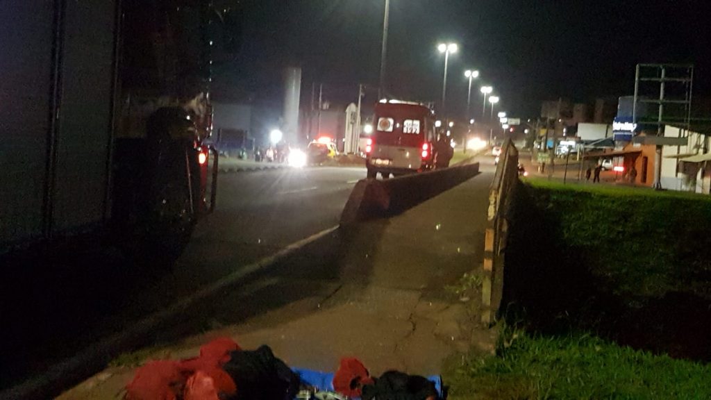 Socorristas resgatam mulher que ameaçava se jogar de viaduto na Avenida Carlos Gomes