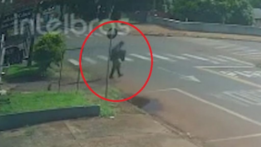 Imagens flagram furto de televisor e objetos de residência no Bairro Pioneiros Catarinenses