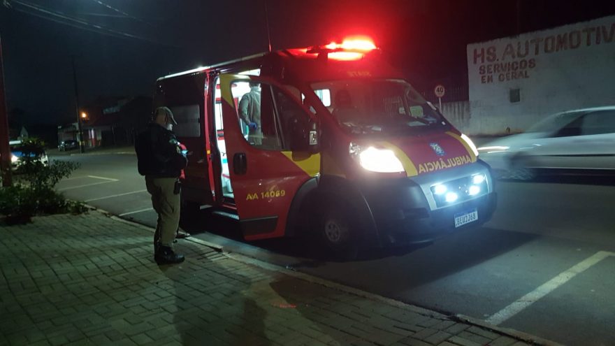 Jovem sofre torção no pé e é socorrida pelo Siate no Bairro Cascavel Velho