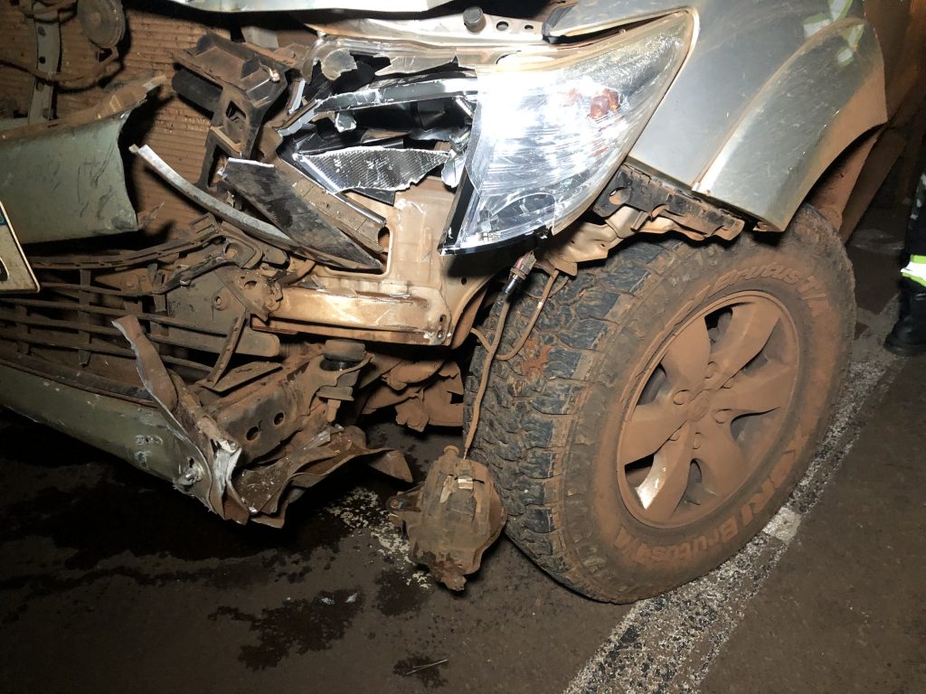 Toyota Hilux fica destruída após colidir contra um Fiesta estacionado e poste