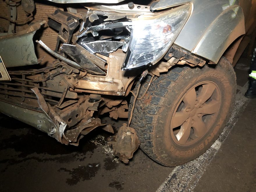 Toyota Hilux fica destruída após colidir contra um Fiesta estacionado e poste