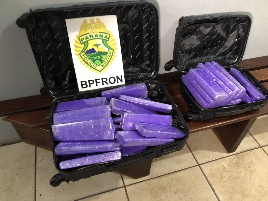 BPFron apreende 23kg de maconha na BR-369 e encaminha para a delegacia de Cascavel