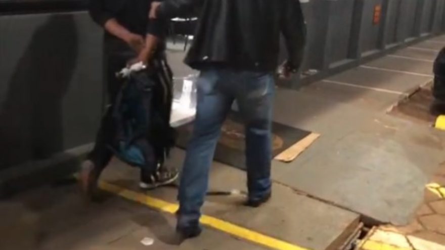 Homem é detido pela Guarda Municipal após denúncias de estar ameaçando mulher com uma faca