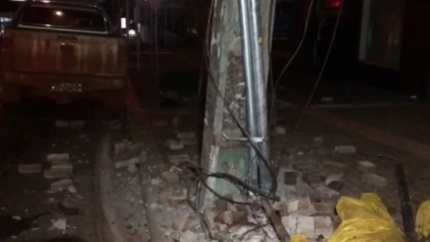 Veja: Condutor tenta fugir com veículo após bater errado, porém caminhonete falha