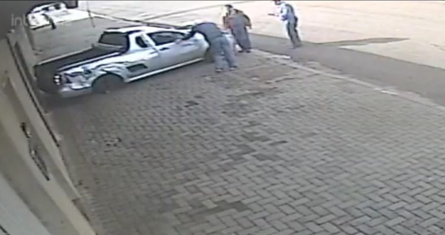 Câmera registra ladrão fugindo de acidente após colisão com carro roubado no Santo Onofre