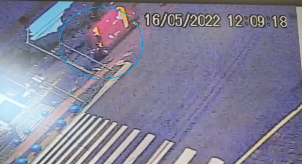 Câmera flagra colisão entre ambulância e moto no São Cristóvão
